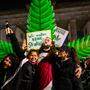 Cannabis-Fans feierten bereits in der Nacht am Brandenburger Tor in Berlin