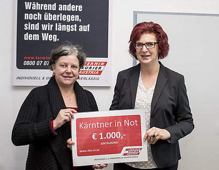 Jutta Gütler (Geschäftsführerin "Terminkurier") mit dem Scheck für Susanne Koschier von "Kärntner in Not"