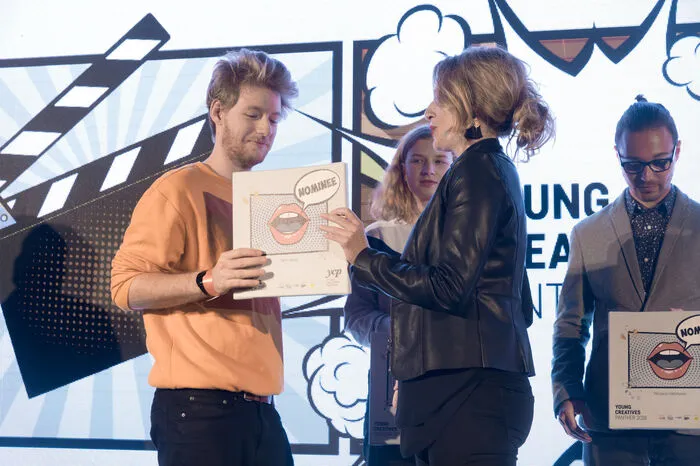 Den Sieg trug der in Graz lebende Australier Harry Kemp mit seinem ironischen Video „Love At First Bite with Jeffrey Starlight“ davon. Der 23-Jährige, der namhafte Unternehmen wie Milka, die Stadt Sydney oder Red Bull auf seiner Referenzliste führt, hat den Young Creatives Panther schon einmal, nämlich 2016, gewonnen.