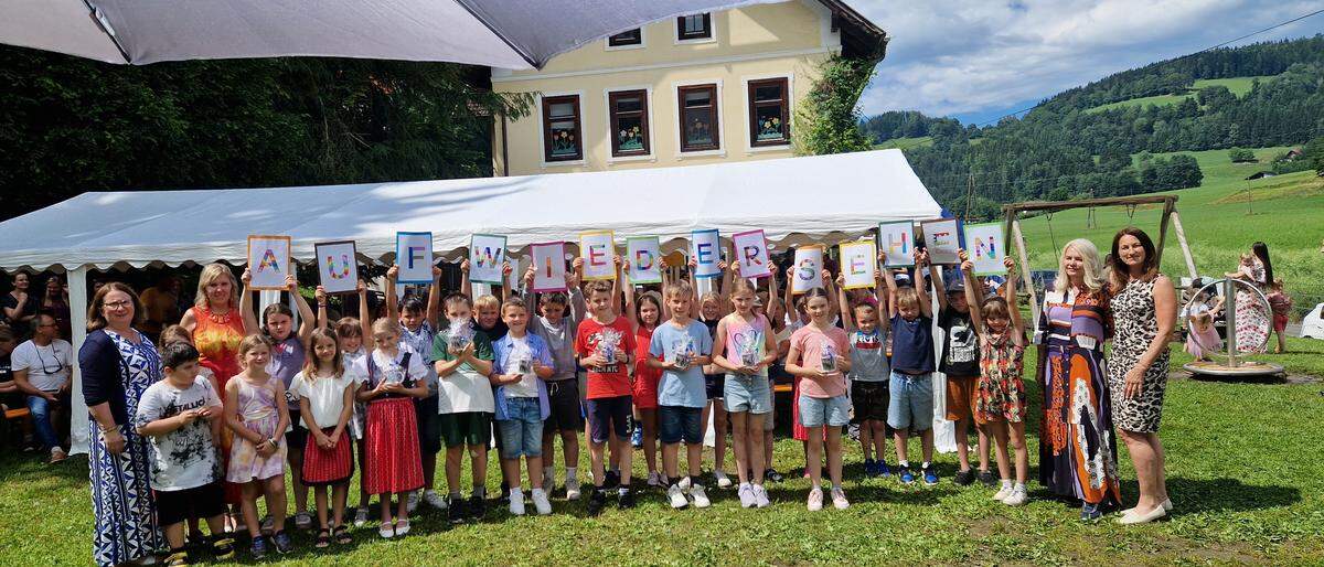 Am vergangenen Freitag feierten die Kinder, Lehrer und Eltern beim Schulfest auch den Abschied der Expositur Tiffen