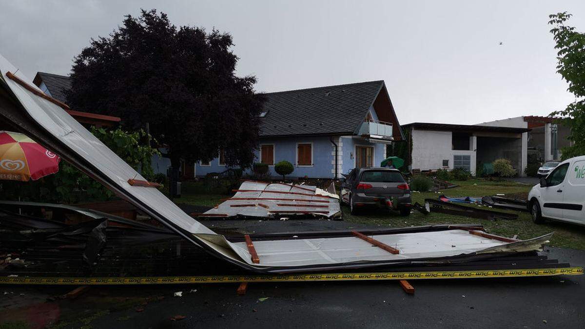 Donnerstag in der Früh zog ein Unwetter über die kleine Ortschaft Hürth und riss Dächer von Häusern