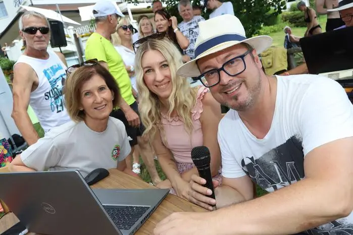 Am Foto von links: Corina und Marie Fischer und Michael-Peter Kowal.