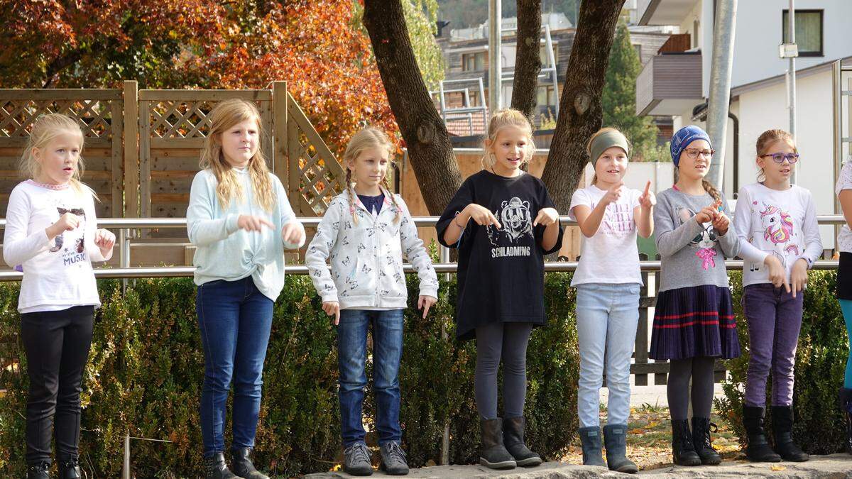 Kinder sollen laut Griesebner früh mit der Gebärdensprache in Berührung kommen - die Volksschule Schladming erhielt als erste Schule im Bezirk das Voxmi-Gütesiegel für Vielsprachigkeit