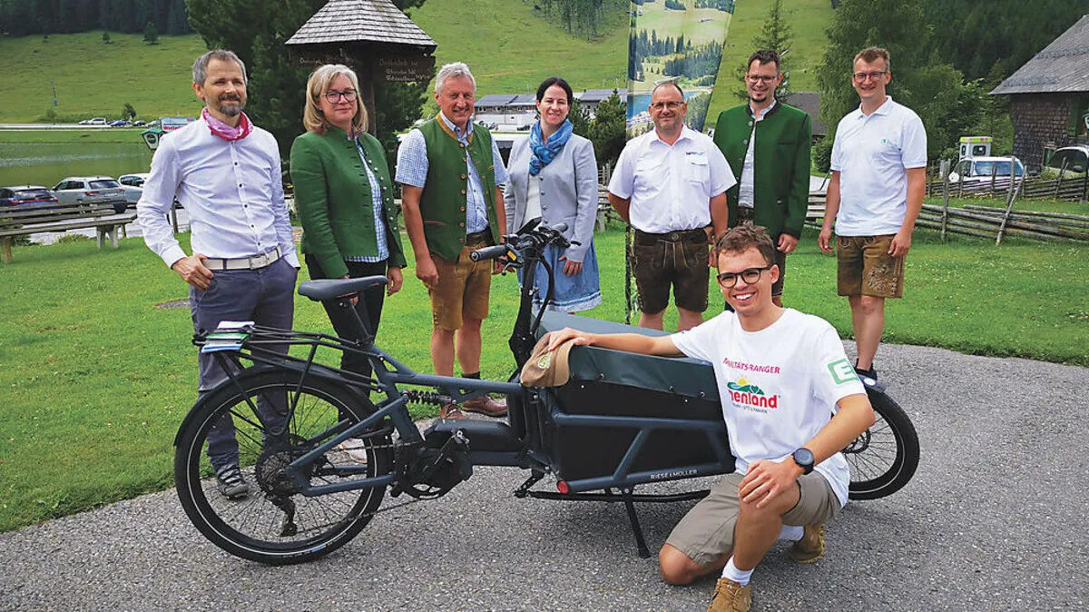 Verschiedene Aktivitäten für neue Mobilität im Almenland wurden am Teichalmsee präsentiert. Mit einem Rad dieser Art werden die Mobilitäts Ranger unterwegs sein