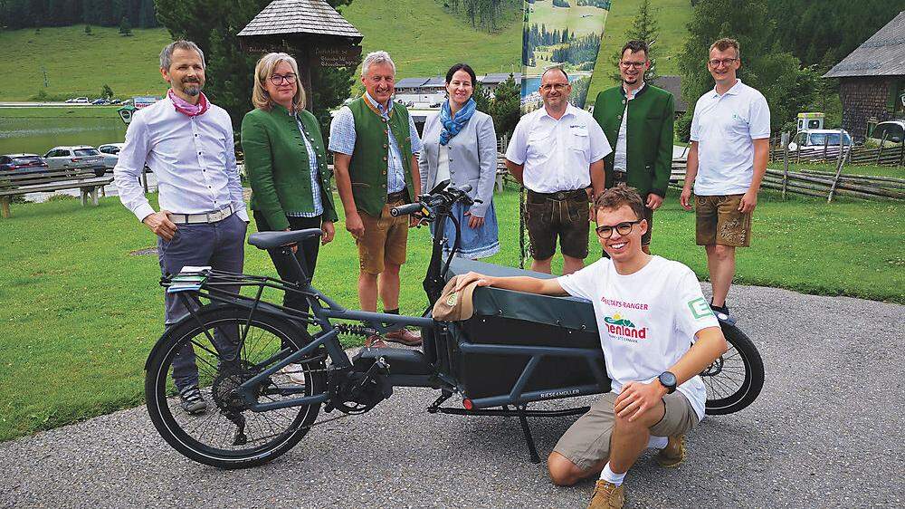 Verschiedene Aktivitäten für neue Mobilität im Almenland wurden am Teichalmsee präsentiert. Mit einem Rad dieser Art werden die Mobilitäts Ranger unterwegs sein
