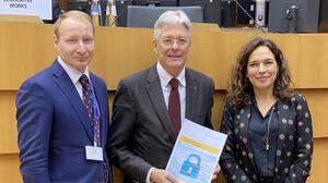Pehr Granfalk (Schweden), AdR-Berichterstatter zum Cybersolidaritätsgesetz, Landeshauptmann Peter Kaiser und Lina Gálves Muñoz (Spanien), Mitglied des Europäischen Parlaments