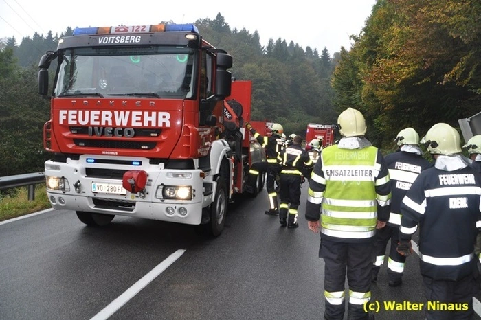 Das schwer beschädigte Fahrzeug wurde geborgen und von der Unfallstelle gebracht.
