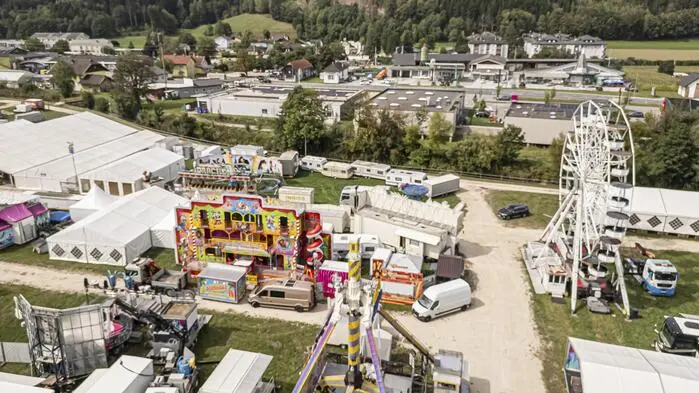 Marktgeländer im Aufbau