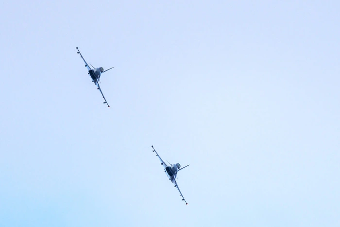 ... näherten sich für den ersten, langsamen Überflug von Westen.