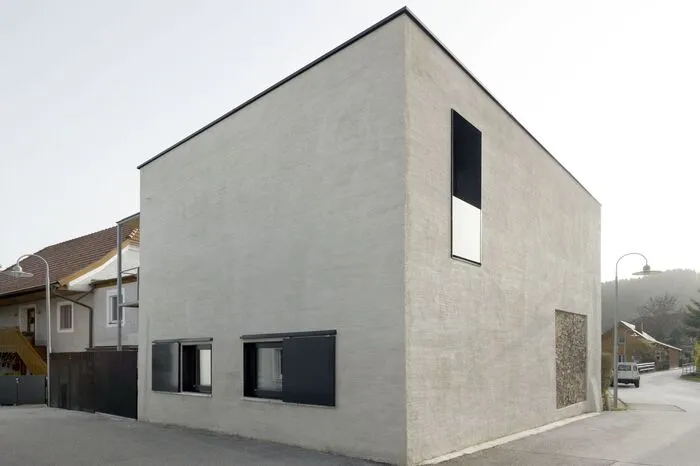 Kärntens Siegerprojekt stammt aus dem Architekturbüro Reinhold Wetschko: Mit dem "Haus SPQ" im historischen Stadtkern von Bleiburg wird laut Jury sozusagen die Baugeschichte sinnvoll weitergeschrieben: "Das bestehende Wohnhaus wurde bis auf die erhaltenswerte historische Bausubstanz – Erdgeschoßzone mit Gewölberäumen – rückgebaut. Durch Aufstockung entstand im Obergeschoß eine eigenständige Wohneinheit, konzentriert auf Orientierung und Blickbeziehungen wurde sie als offene Struktur entwickelt. Die Südfassade ist, inklusive Eckfenster im Westen, vollkommen verglast, die Ostfassade blieb geschlossen. Die Werkstatt im Erdgeschoß kann in Wohnraum umgestaltet bzw. in eine gemeinsame Wohneinheit mit dem ersten Stock integriert werden. Eine filigrane Stahl-Holz-Konstruktion orientiert sich an regionalen Vorbildern der Erschließungstypologie und erfüllt eine Filterfunktion zwischen Bauwerk und bekiestem Innenhof. Der Kubus verbindet Alt und Neu, mit gebotener Grobheit horizontal besengestrichener Dickputz entspricht dem Kontext des Orts. Auch präzise Detailausbildungen etwa bei Fensterlaibungen, Schiebeläden sowie Brüstungen zeigen, wie man modernen Wohnraum schaffen und gleichzeitig einen positiven Beitrag zur Stadtentwicklung leisten kann."