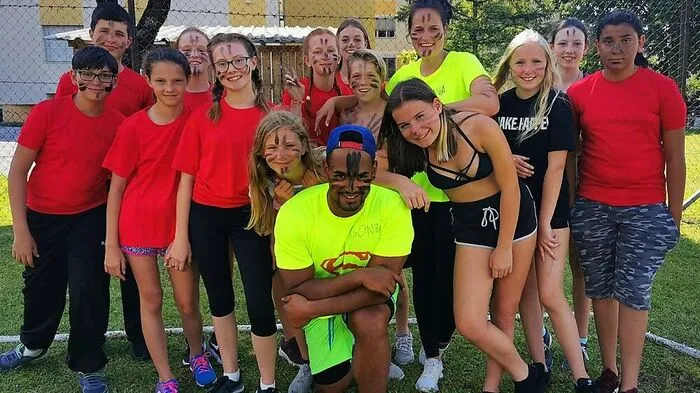 Handballer Adonis Gonzalez (Mitte) mit den Kindern und Jugendlichen beim Camp im Sommer