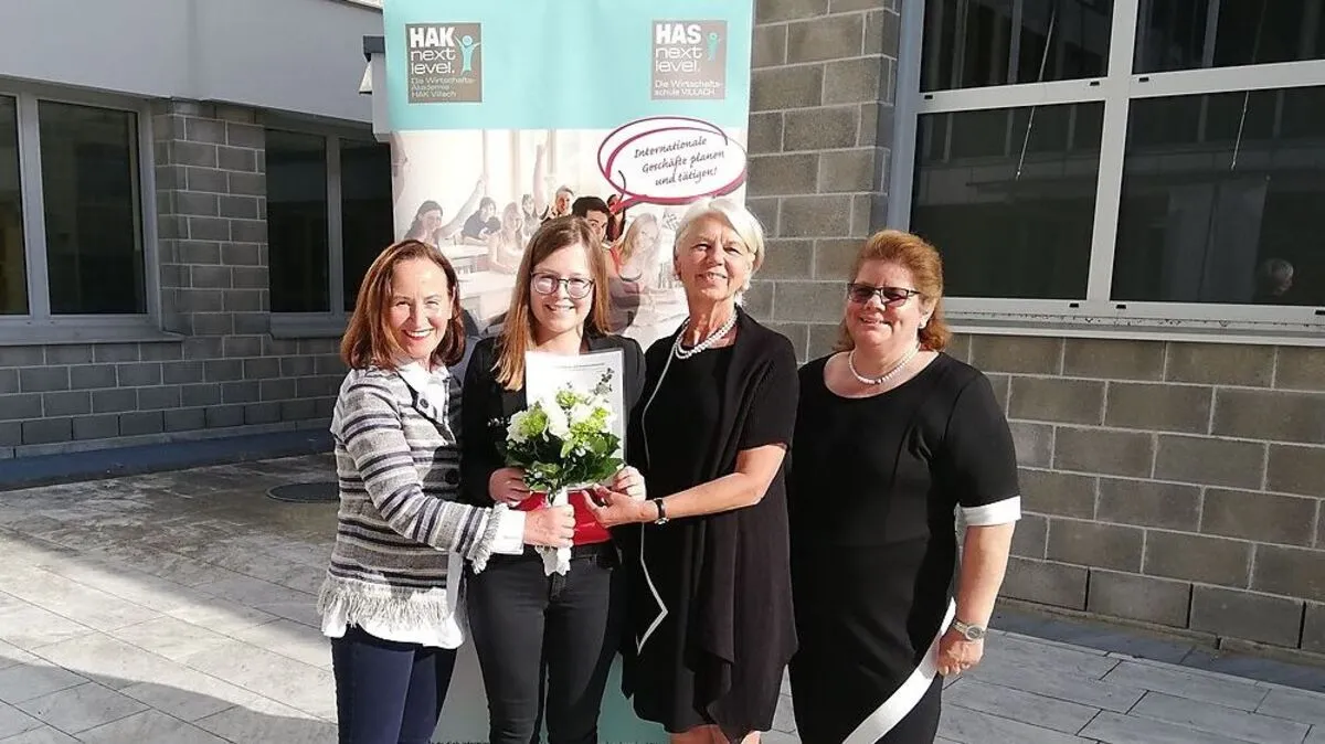 HAK-Direktorin Melitta Trunk, Matura-Kommission-Vorsitzende Melitta Huber und Klassenvorständin Irmi Egger (von links) gratulierten Köck zu ihrem Abschluss