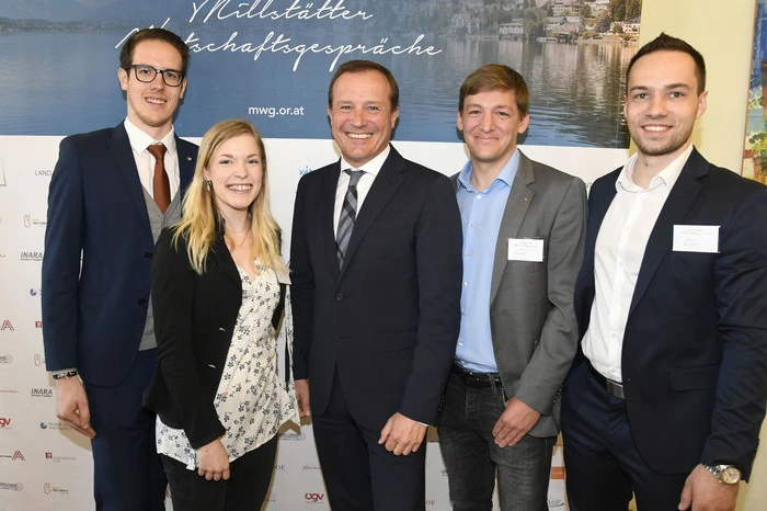 Landesrat Ulrich Zafoschnig im Kreise von Studenten.