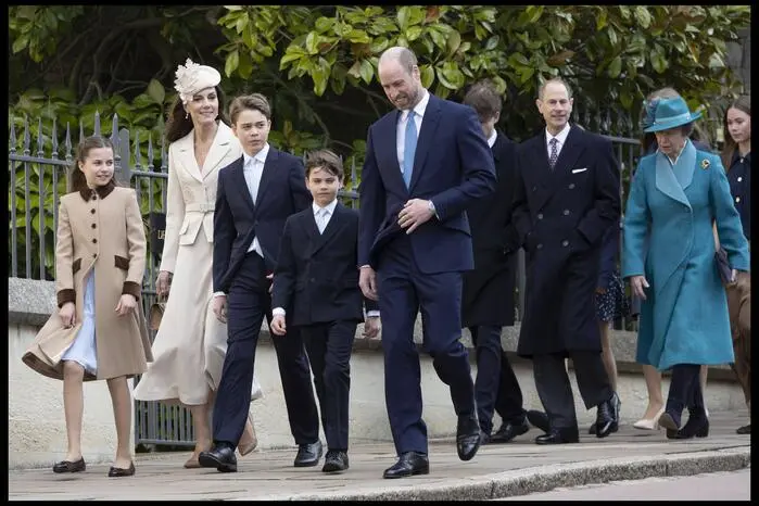 Gemeinsam unterwegs: Als geschlossene Familie zogen William und Kate zusammen mit Prinz Edward und Prinzessin Anne zur Kapelle. 
