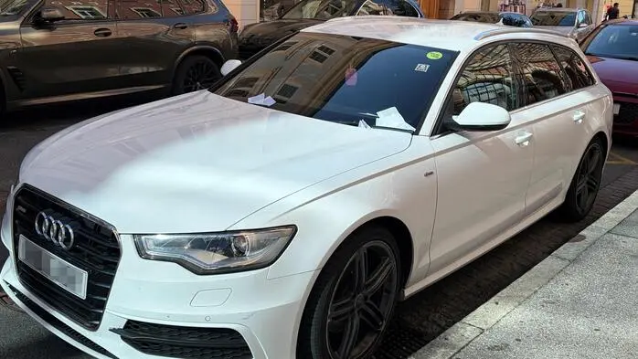 Seit Mitte August ist der weiße Audi am Jacques-Lemans-Platz abgestellt und sammelt dementsprechend viele Strafzettel