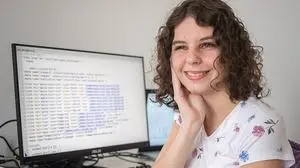 Lisa Heiling kann mit Sehbeeinträchtigung arbeiten, ihre Hilfsmittel bringt sie selbst mit 