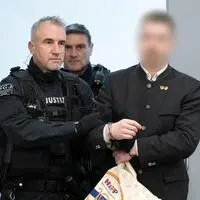 Ein Angeklagter im Prozess gegen insgesamt acht mutmaßlich militante Neonazis kommt in das Oberlandesgericht. Die Bundesanwaltschaft rechnet sie der militanten Neonazi-Gruppe „Sächsische Separatisten“ zu