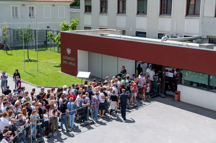 Rund 4800 Besucher nahmen die Gelgenheit wahr, sich hinter den Gefängnismauern umzusehen.