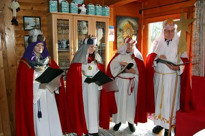 Johann Leitner, Aloisia, Magdalena und Regina Ofner haben den Segen auf die Wiedneralm gebracht.