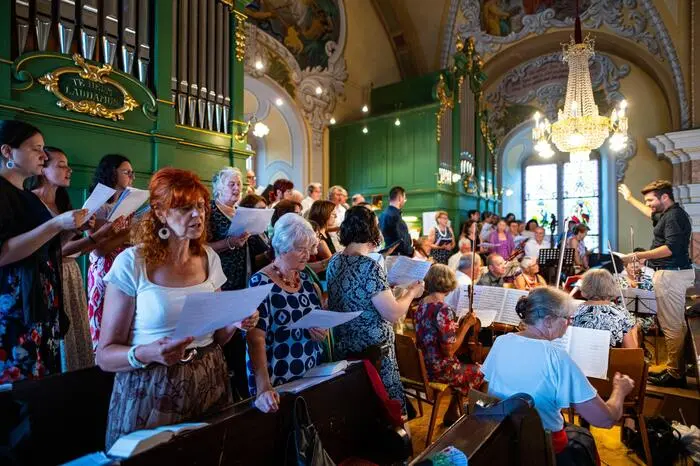 Organist Peter Joachim Heinrich dirigierte das Salonorchester Ilz und den Gesangsverein Ilz mit den Solisten Stephanie Müller-Lorenz (Sopran), Maria Suntinger (Alt), Franz Fahrleitner (Tenor) und Ewald Nagl (Bass). 