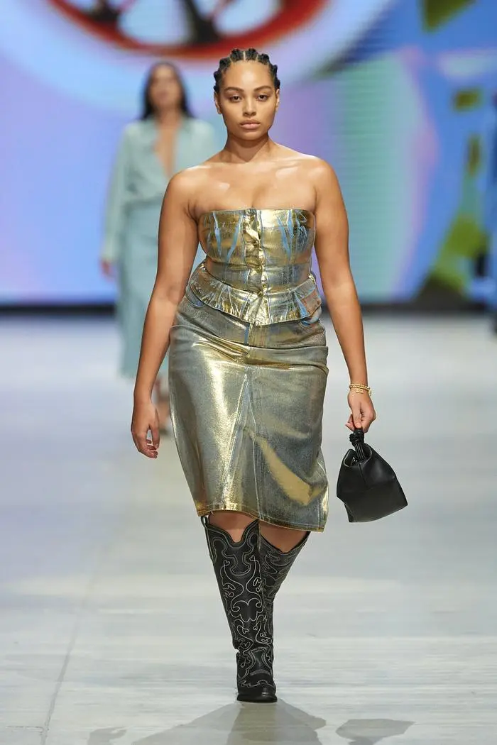 Ganni macht den Metallic-Look alltagstauglich