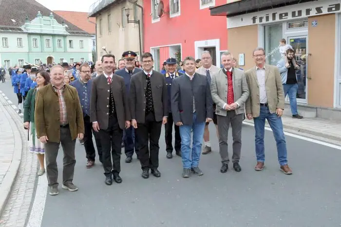 Gesichtet wurden neben mehreren Gemeindeoberhäuptern aus der Region unter anderem der Guttaringer Bürgermeister Günter Kernle, Landeshauptmann-Stellvertreter Martin Gruber, der Dritte Landtagspräsident Günter Leikam, Landesfeuerwehrkommandant-Stellvertreter Friedl Monai, die Polizeiinspektionskommandanten Alexander Benedikt (Althofen) und Günther Ratschnig (Friesach), Marktleiter Hannes Lesnik, Herold Pauli Werzer, Feuerwehrkommandant Andreas Ladstätter sowie Provisor John Opara. 