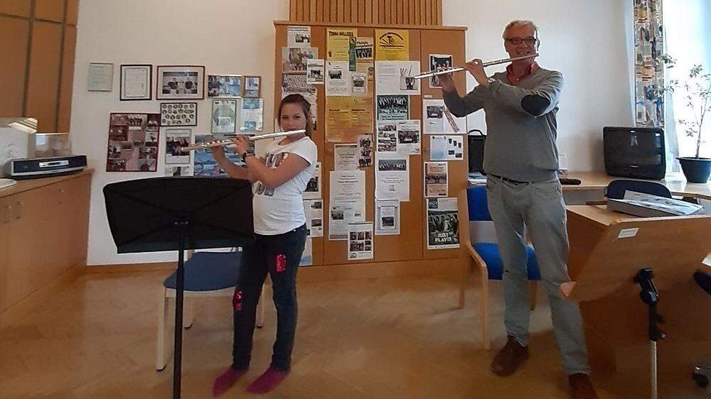 Flötenlehrer Erhard Koch unterrichtet in Mautern mit Abstand