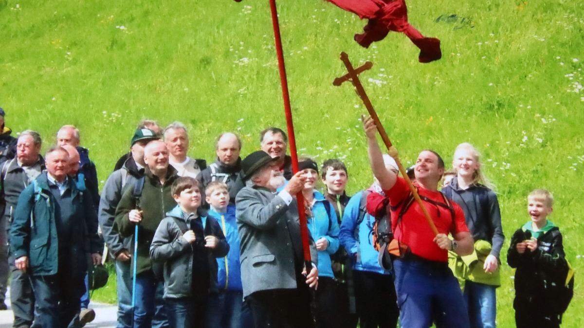 Reinhard Lichtenegger (rotes T-Shirt) trägt das Kreuz seit dem Jahr 1992