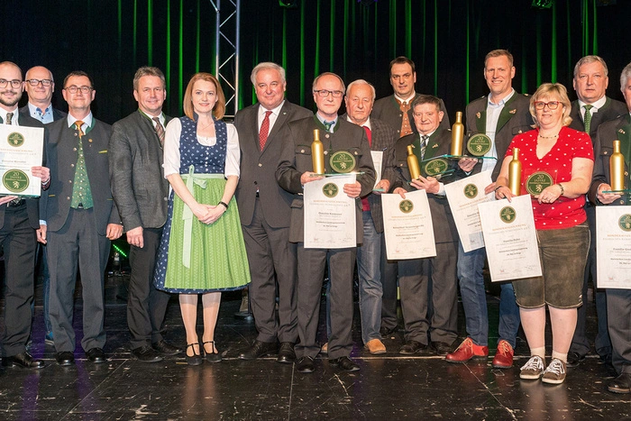 Agrarlandesrat Johann Seitinger (l.), Vizepräsident der Wirtschaftskammer Benedikt Bittmann (3.v.l.), Landwirtschaftskammer Präsident Franz Titschenbacher(5.v.l.), Simone Schmiedtbauer (6.v.l.), Landeshauptmann Hermann Schützenhöfer (7.v.l.), Geschöäftsführer Andreas Cretnik (7.v.r.), Obmann Franz Labugger (3.v.r.) und Spartensprecher Paul Kiendler (r.) gratulieren den Superstars der Kürbsikernöl-Prämierung 2019.