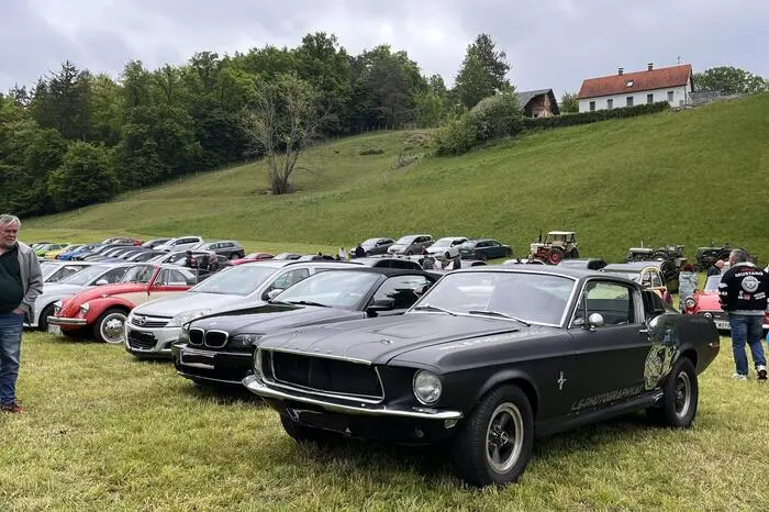 Dort fand am Feiertag ein Oldtimer- und Sportwagentreffen statt.