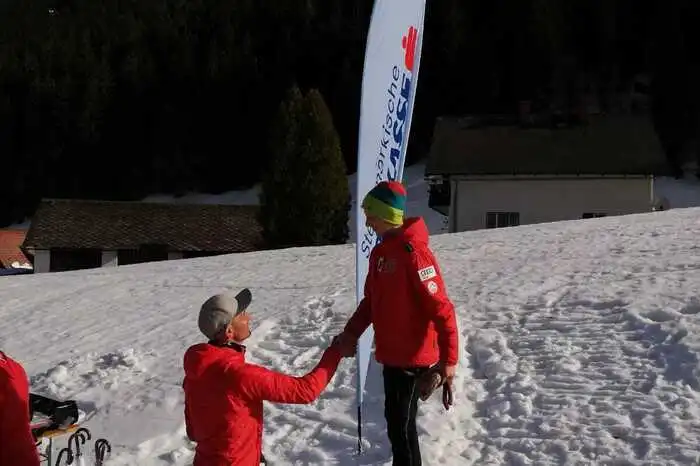Der Start erfolge als Massenstart auf der Pichlerwiese und teilte sich dann auf die Strecke Blau (5km - 500hm) und Rot (6,5km - 675hm) auf. Das Ziel beider Strecken war die Plöschkogelhütte.