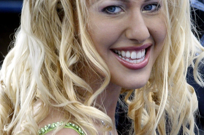 2004 machte sie als Glamour- und Partygirl Furore.