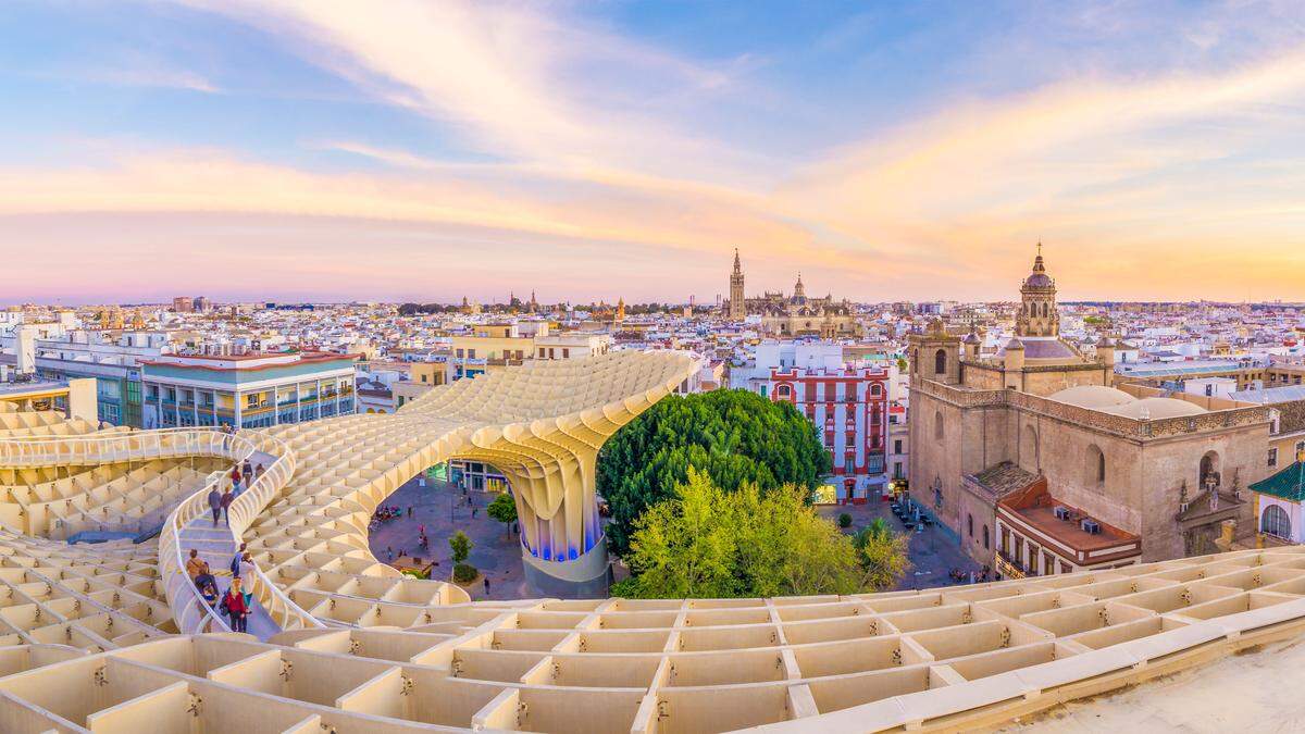 Der „Metropol Parasol“ ist eine Hybridkonstruktion aus Holz, Beton und Stahl in Sevillas Altstadt