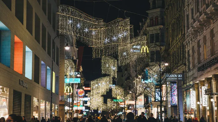 Nicht nur am Wiener Rathausplatz sind am Samstag die Lichter angegangen: Die Wiener Einkaufsstraßen wurden ebenso beleuchtet wie der erste Bezirk.