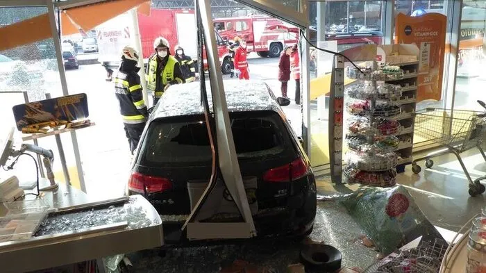 Der Pkw fuhr mit dem Heck durchs Schaufenster