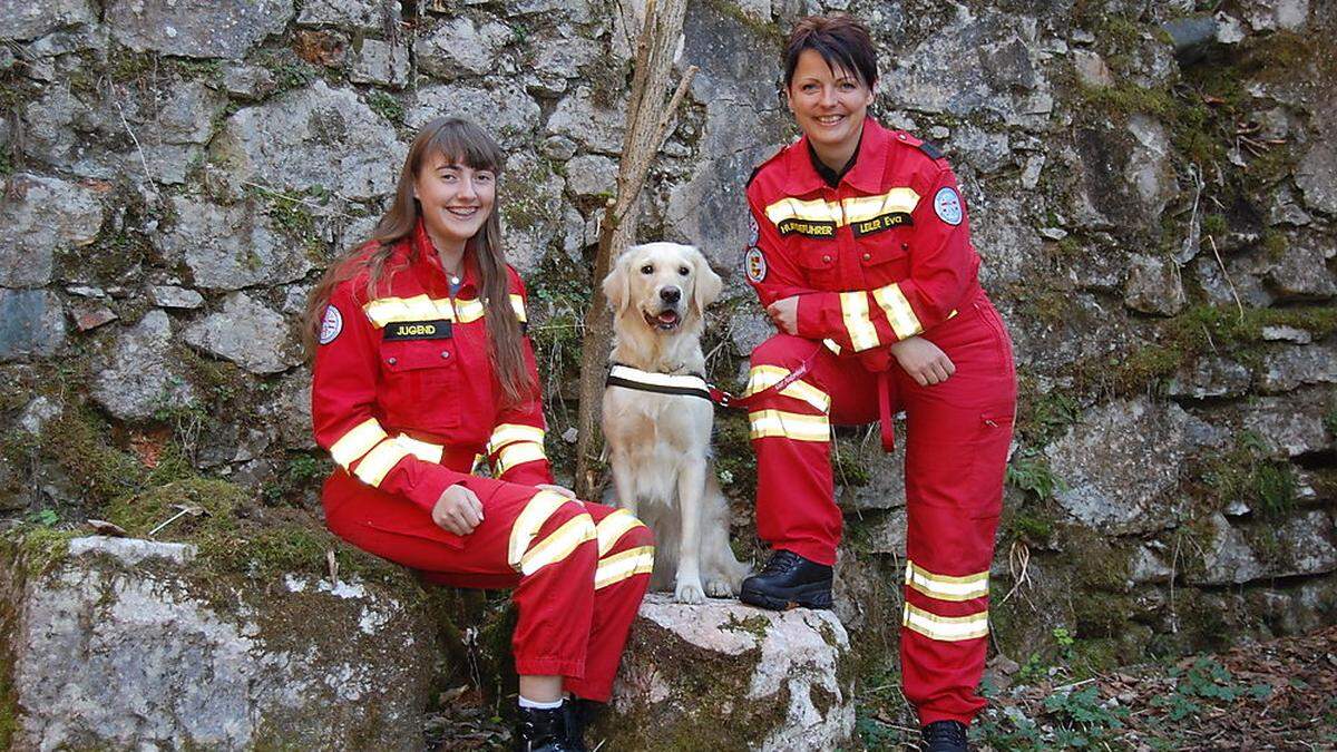 Lea und Eva Leiler aus Vorderberg im Gailtal mit ihrer Hündin Ilvy