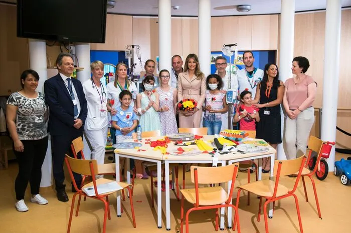 In einem Kinderkrankenhaus besuchte die amerikanische First Lady am Donnerstag kleine Patienten...
