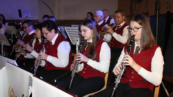 Traditionell am Dreikönigstag luden die Mitglieder des Musikverein Ligist-Krottendorf zum beliebten Neujahrskonzert in die Mehrzweckhalle Ligist ein. Und das Publikum wurde bei zwei Konzerten mit musikalischen Leckerbissen, Gesang und Tanz auf höchstem Niveau verwöhnt.