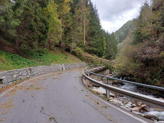 Die Innerkremser Landesstraße (L 19) zwischen Kremsbrücke und Vorderkrems ist wegen umgestürzter Bäume gesperrt
