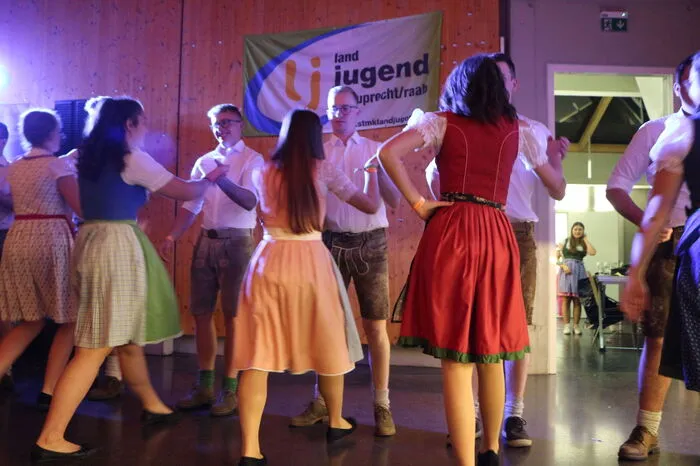 Da Tradition in diesem Verein nicht zu kurz kommt, gab es eine steirische Polonaise, ganz klassisch natürlich in Tracht.