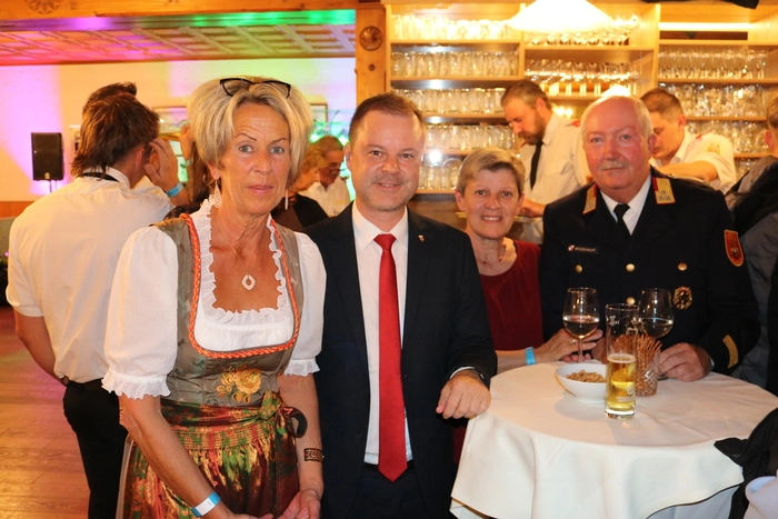 Diesen festlichen Ball besuchte auch Bezirksfeuerwehrkommandant Wolfgang Weißhaupt, die Wolfsberger Stadträte Christian Stückler und Michael Schüssler, sowie die örtliche Volksschuldirektorin Andrea Jörke-Oberndorfer.