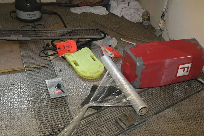 Sogar ein Feuerlöscher wurde betätigt und landete dann leer in der Ecke.