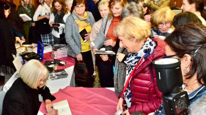 Erika Pluhar sang und las Pluhar im voll besetzten Stadtsaal und nahm sich gern auch Zeit für das Publikum.