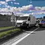 Ein Pkw kollidierte mit dem Kleintransporter. Aufgrund der Wucht wurde er auf die Leitschiene geschoben