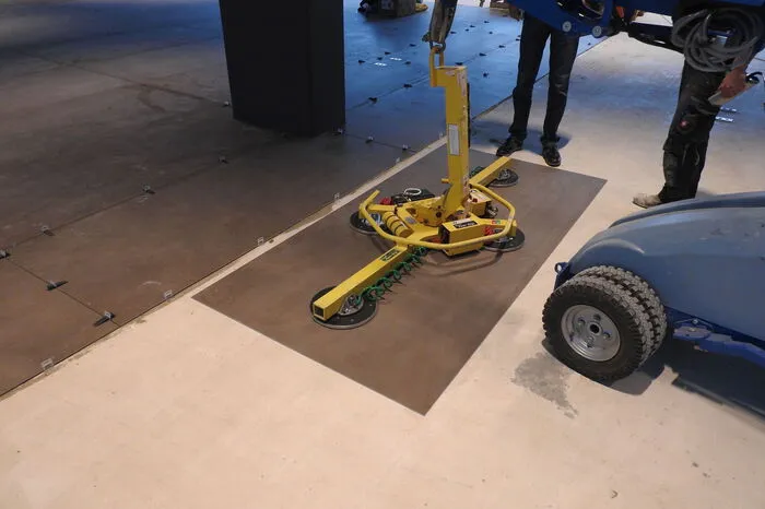 Bei besonders groß dimensionierten Fliesen kommt ein eigens durch Lieb entwickelter Keramik-Roboter zum Einsatz.