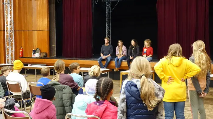 Am Donnerstagnachmittag lud die Theaterfabrik Weiz zu einem Info-Treffen ins Volkshaus ein. Nach ein paar grundlegenden Infos ...