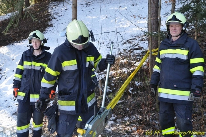 Weil sich das Fahrzeug weder vor noch zurück bewegen ließ, mussten die Einsatzkräfte der Freiwilligen Feuerwehr Voitsberg das Fahrzeug mit dem Greifzug bergen. 
