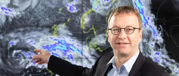 Andreas Schaffhauser steht vor einer Wetterkarte