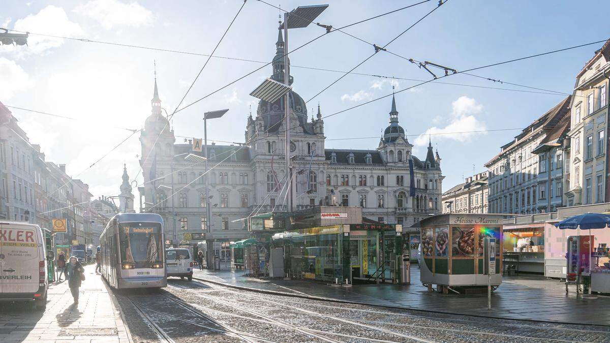 Sujet: Am Grazer Hauptplatz übergab die Frau das Bargeld an den vermeintlichen Polizisten