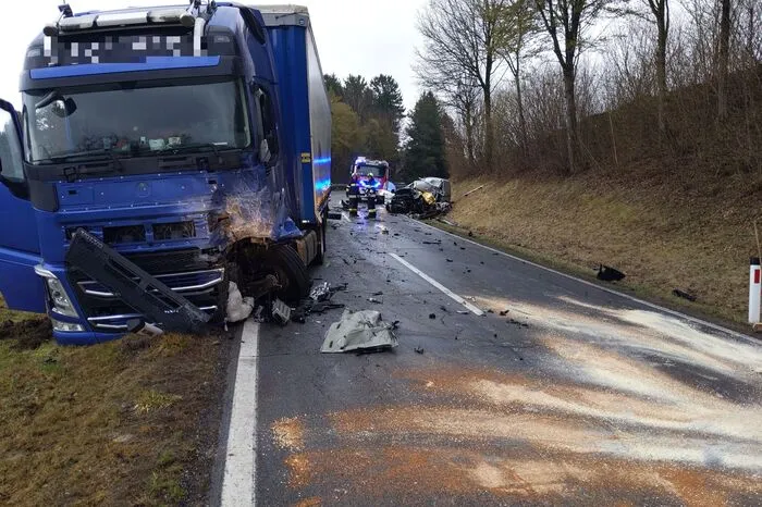 Für ihn gab es leider keine Rettung mehr. Bei dem Zusammenstoß mit einen entgegenkommenden Sattelkraftfahrzeug erlitt der 23-Jährige tödliche Verletzungen